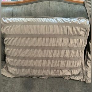 UGG Standard Size Pair Seersucker Pillow Shams Nice shade of Blue/Gray. Like New